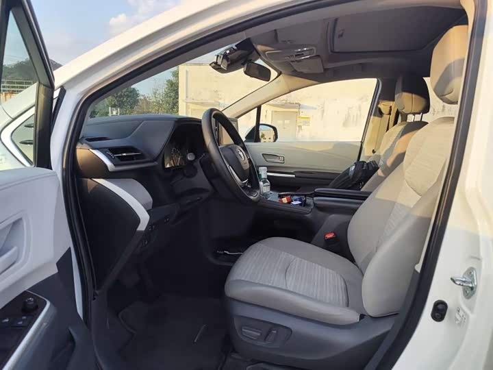 Photo 4 - Toyota Sienna