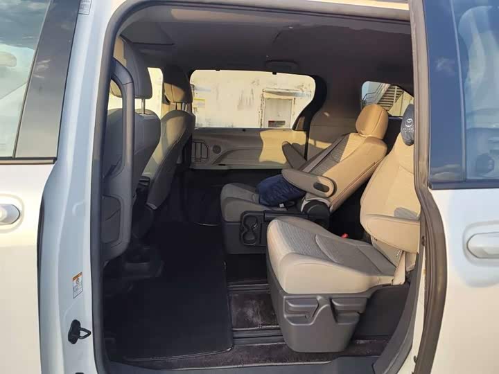 Photo 5 - Toyota Sienna