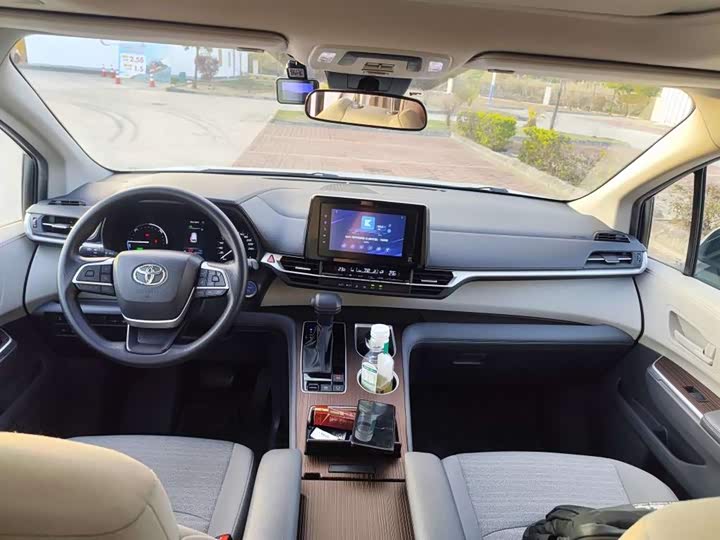 Photo 6 - Toyota Sienna