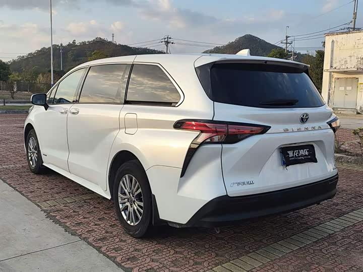 Photo 7 - Toyota Sienna