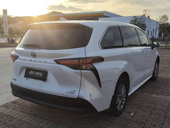 Photo 9 - Toyota Sienna