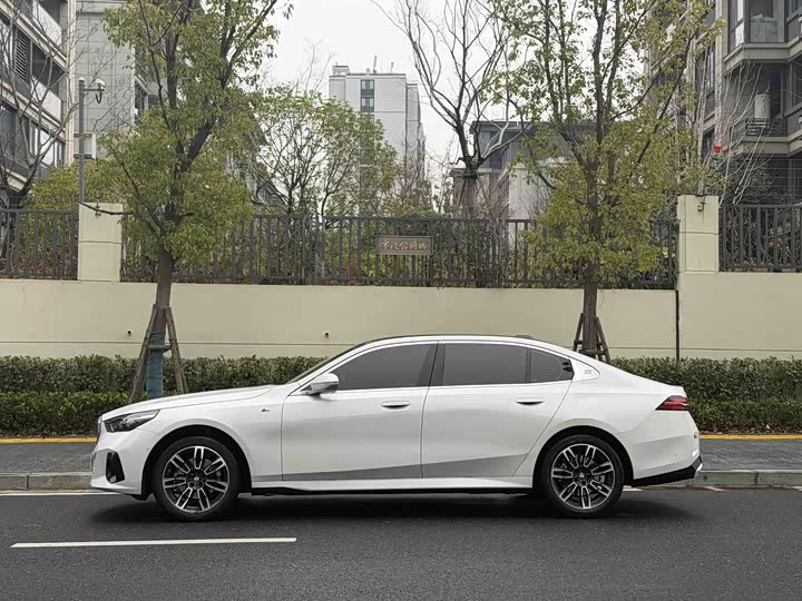 Фото 3 - BMW 5 Series