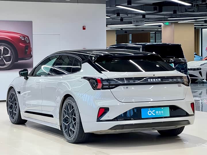 Photo 5 - Zeekr 001
