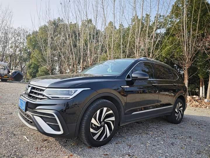 Фото 1 - Volkswagen Tiguan L Pro