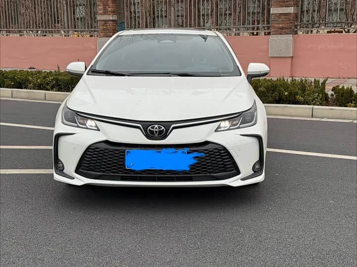 Фото 2 - Toyota Corolla