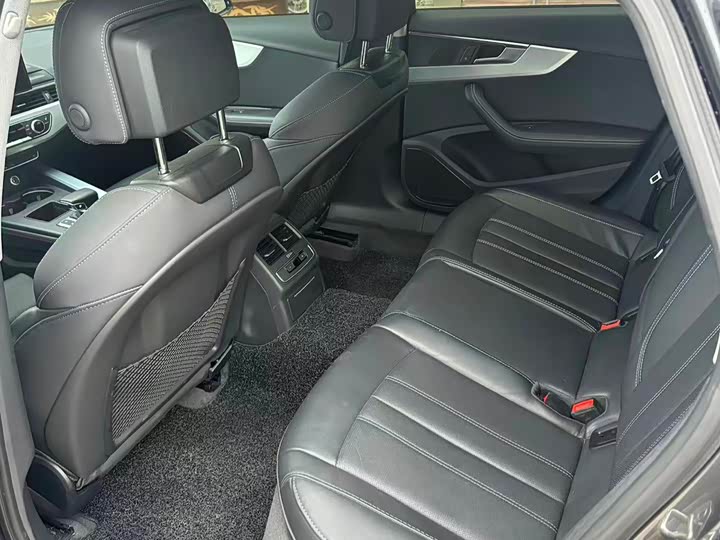 Фото 9 - Audi A4L