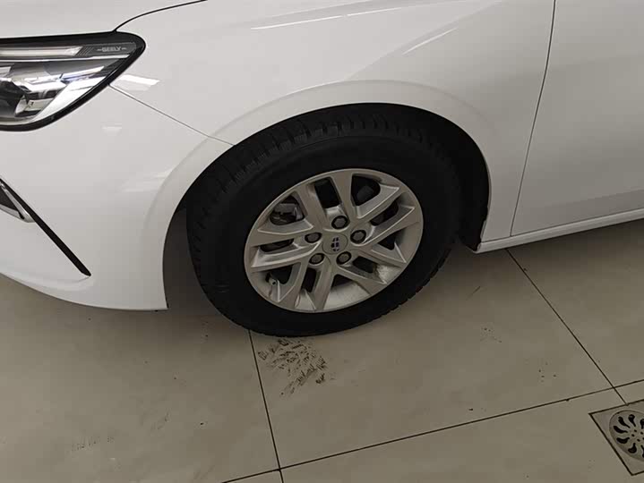 Фото 6 - Geely Emgrand