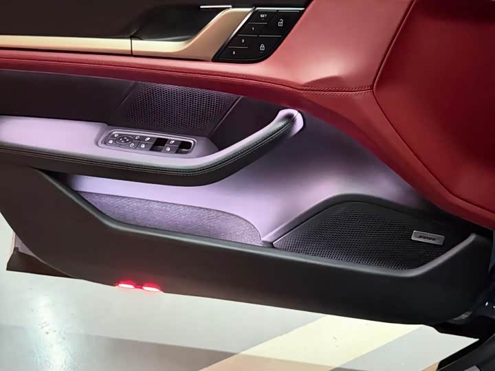 Photo 9 - Porsche Taycan