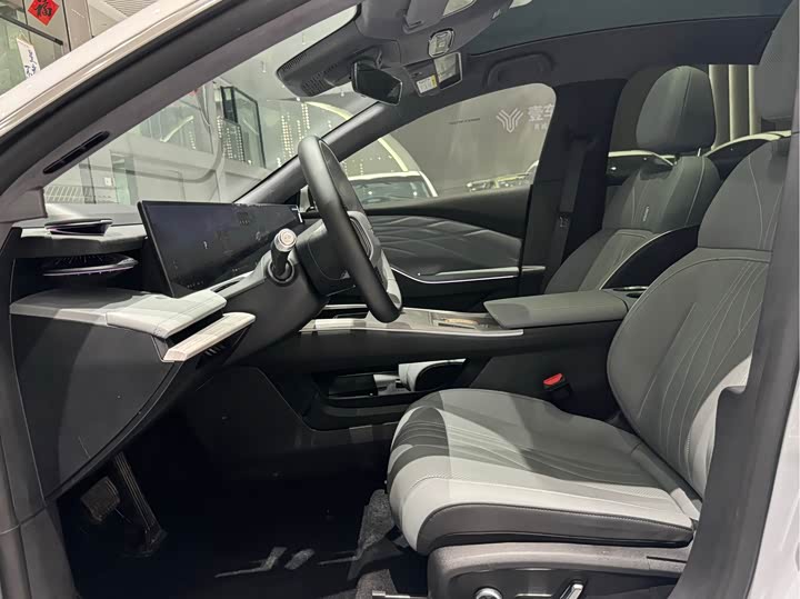 Photo 7 - Geely Galaxy E8