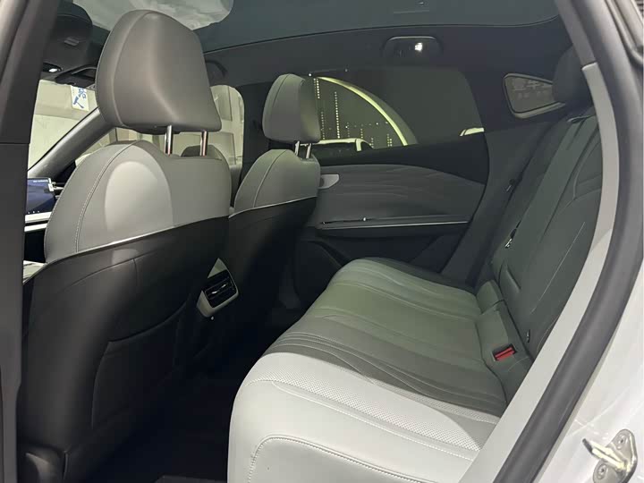 Photo 8 - Geely Galaxy E8