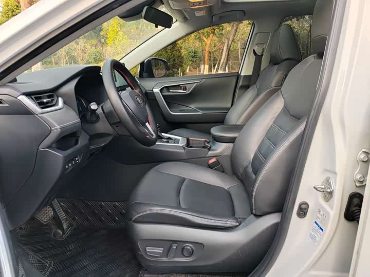 Фото 4 - Toyota RAV4