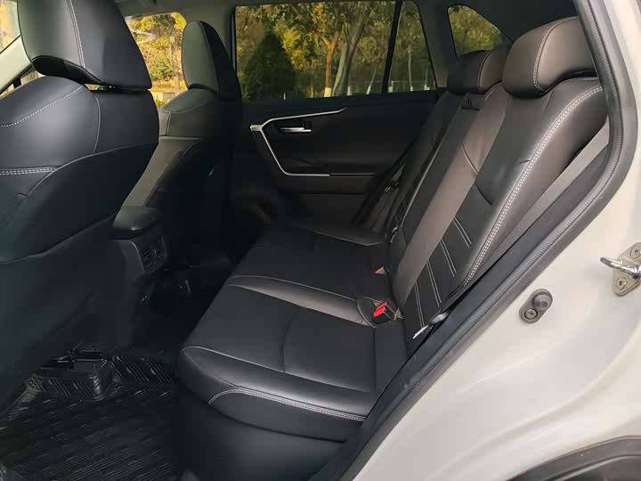 Фото 5 - Toyota RAV4