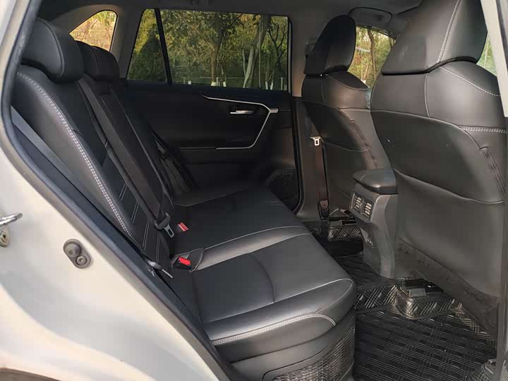 Фото 6 - Toyota RAV4