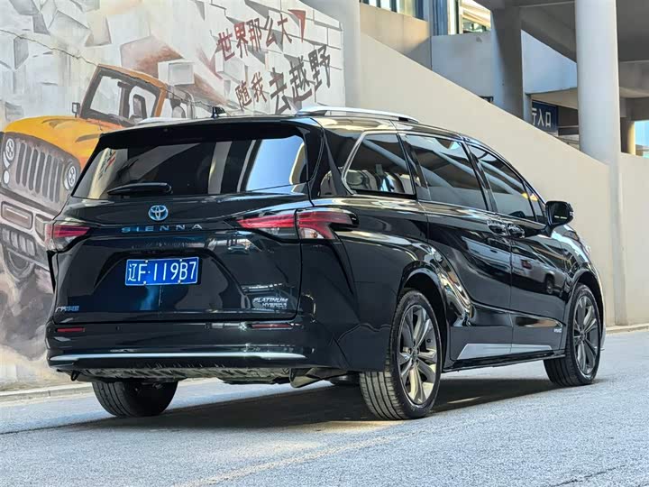 Photo 4 - Toyota Sienna