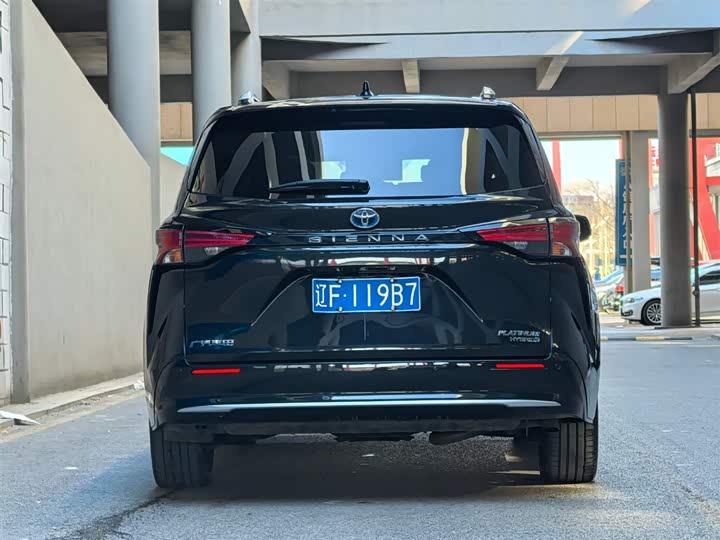 Photo 5 - Toyota Sienna