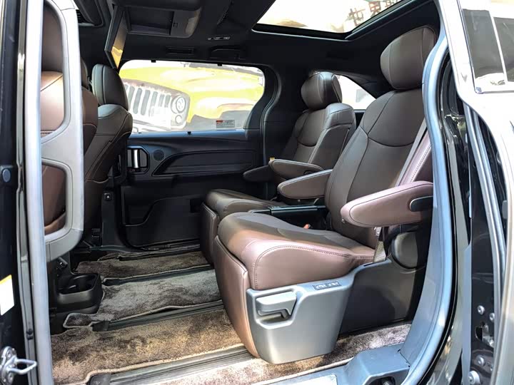 Photo 8 - Toyota Sienna