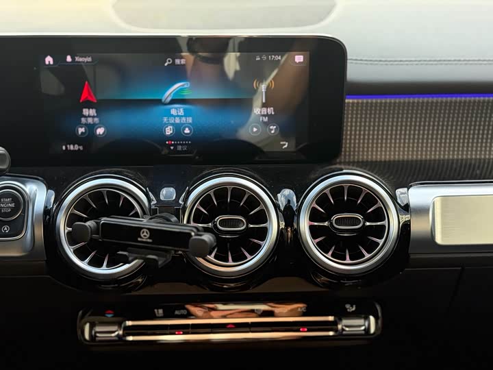 Photo 8 - Mercedes-Benz GLB-Class