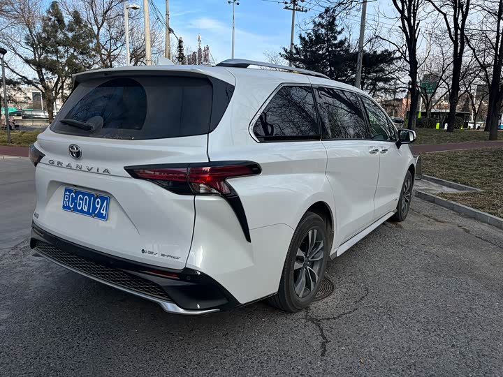 Фото 3 - Toyota Granvia