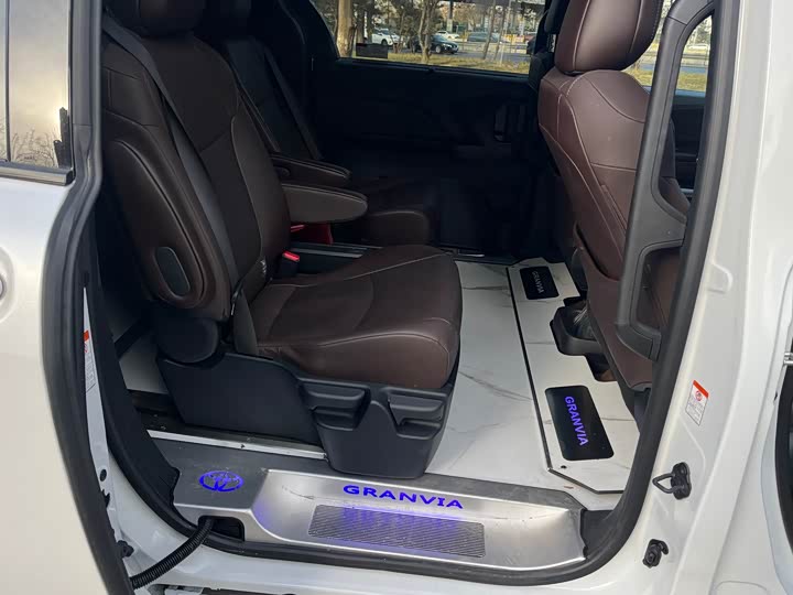 Фото 5 - Toyota Granvia