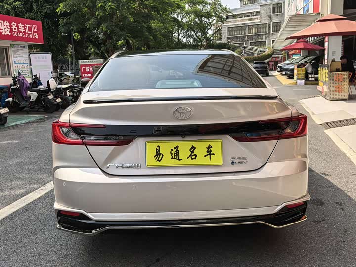 Фото 2 - Toyota Camry