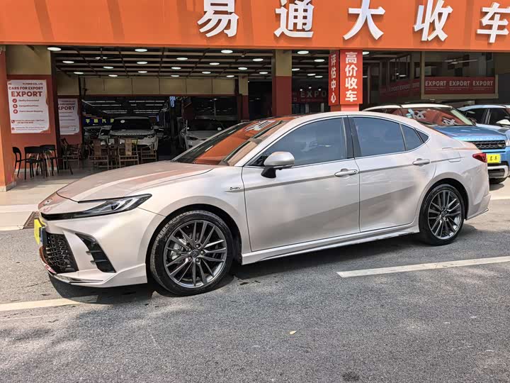 Фото 4 - Toyota Camry