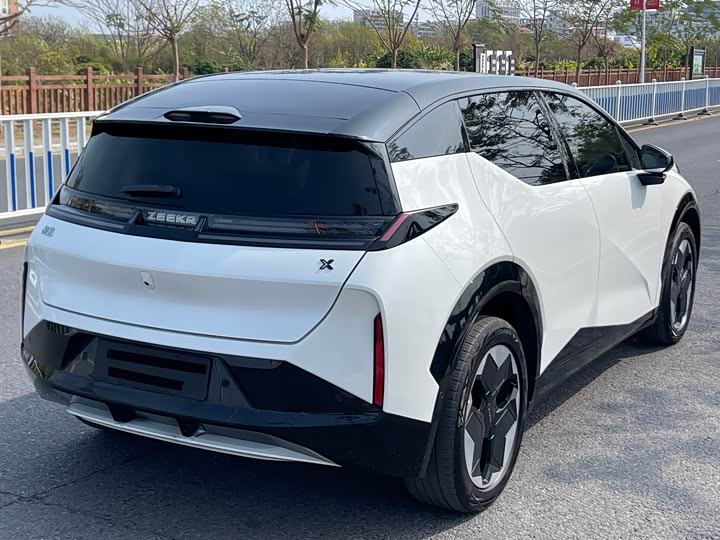 Фото 6 - Zeekr X