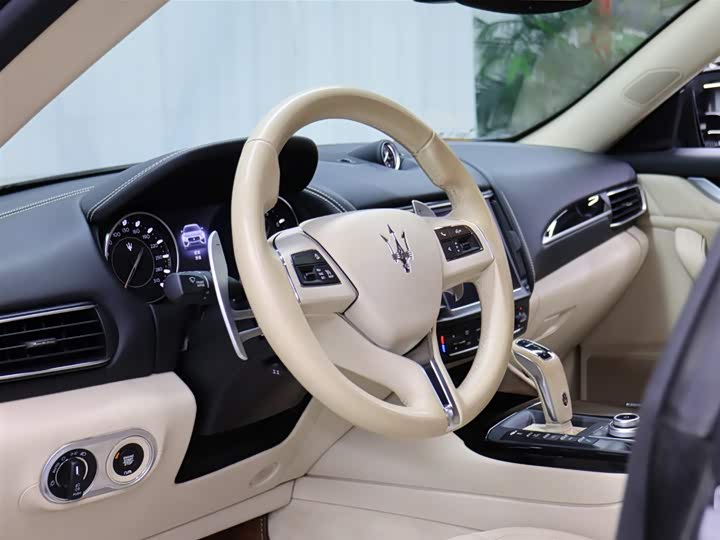 Фото 8 - Maserati Levante