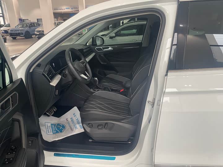 Фото 7 - Volkswagen Tiguan L Pro