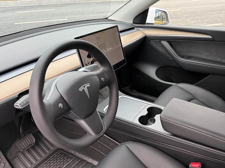 Фото 3 - Tesla Model Y