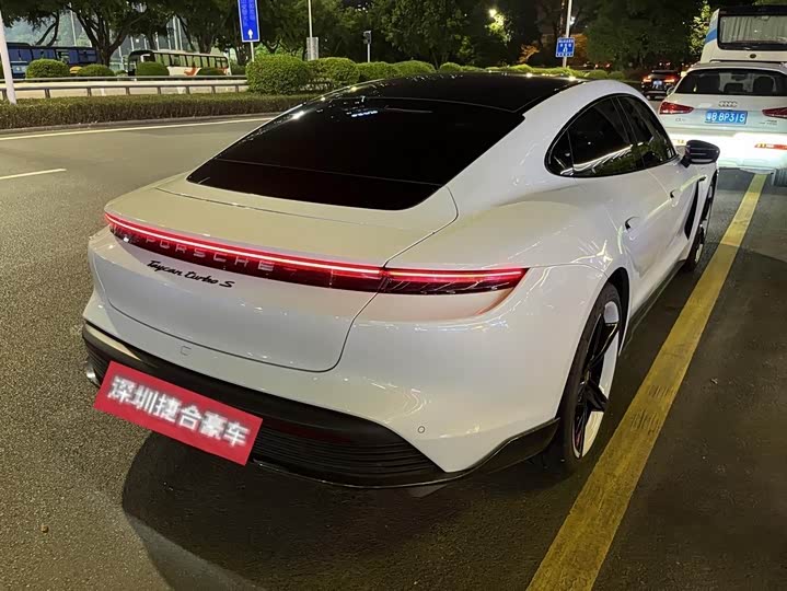 Фото 6 - Porsche Taycan