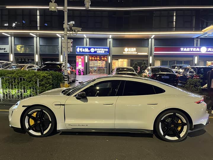 Фото 7 - Porsche Taycan