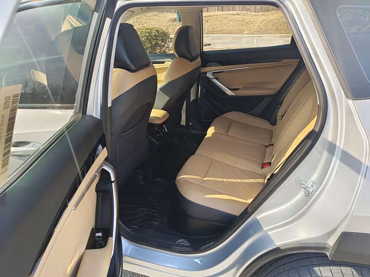 Фото 5 - Geely Atlas L