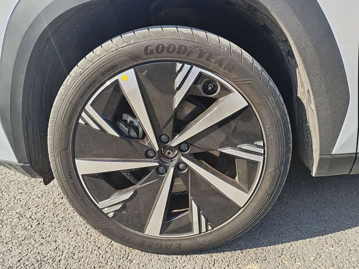 Фото 8 - Geely Atlas L