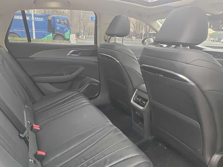 Фото 9 - Hongqi H5