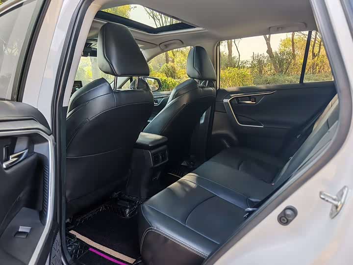 Фото 9 - Toyota Wildlander