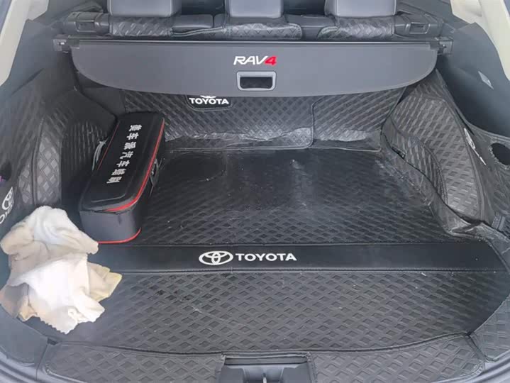 Фото 4 - Toyota RAV4