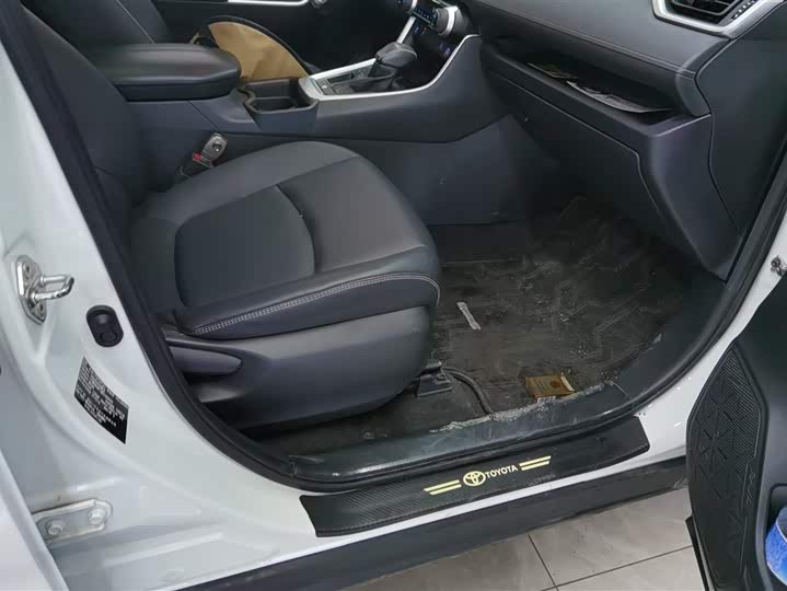 Фото 8 - Toyota RAV4