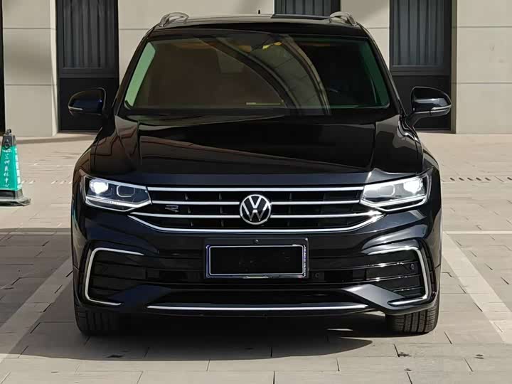 Фото 2 - Volkswagen Tiguan L Pro