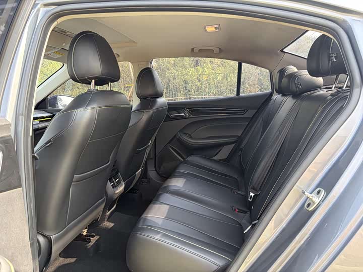 Фото 6 - Roewe i5