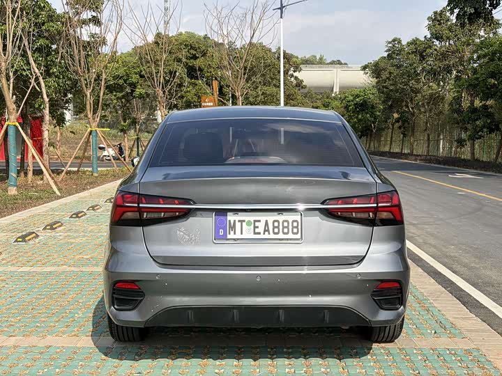 Фото 9 - Roewe i5