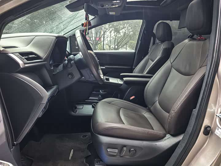 Фото 7 - Toyota Sienna