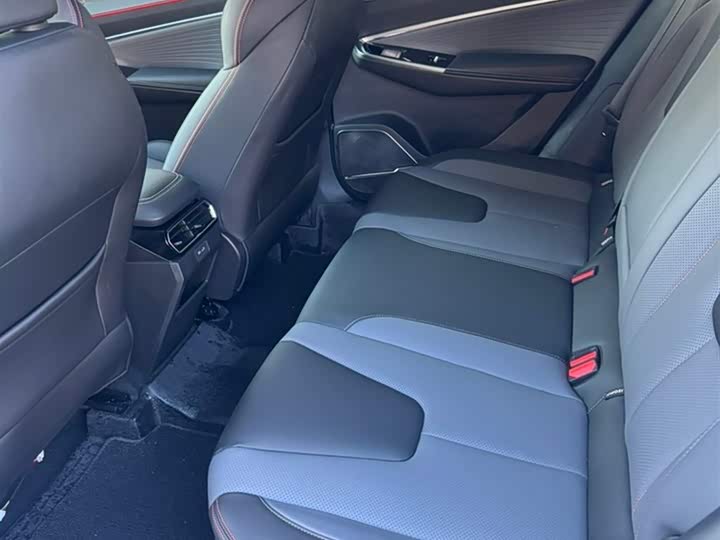 Фото 9 - Geely Atlas