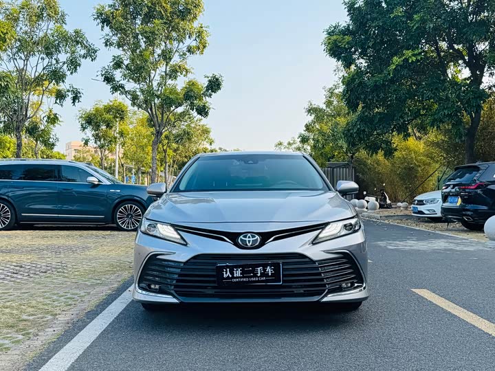 Фото 2 - Toyota Camry