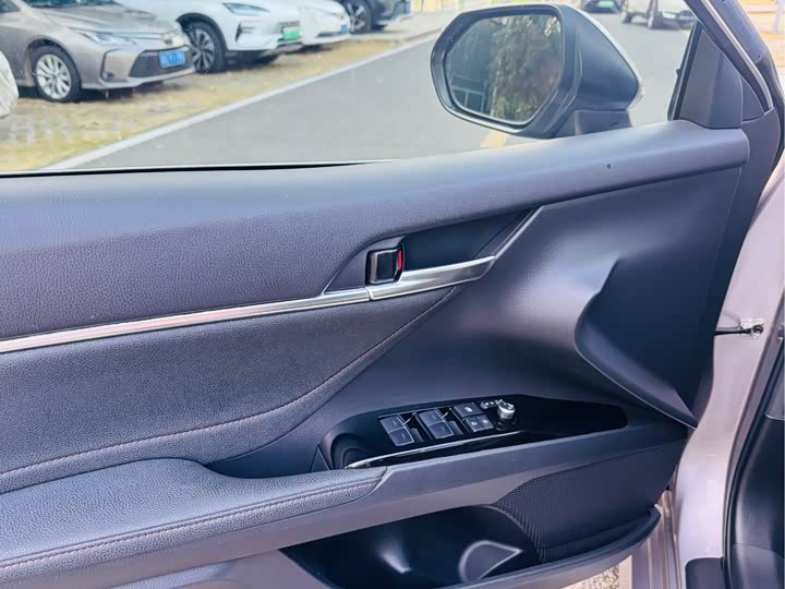 Фото 6 - Toyota Camry