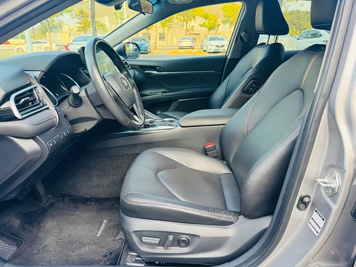 Фото 7 - Toyota Camry