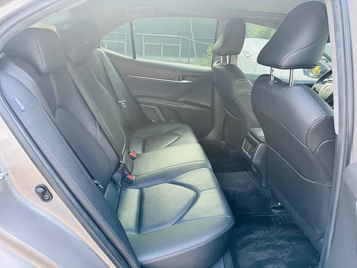 Фото 8 - Toyota Camry