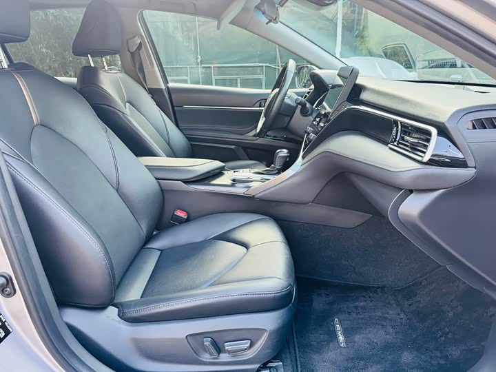 Фото 9 - Toyota Camry