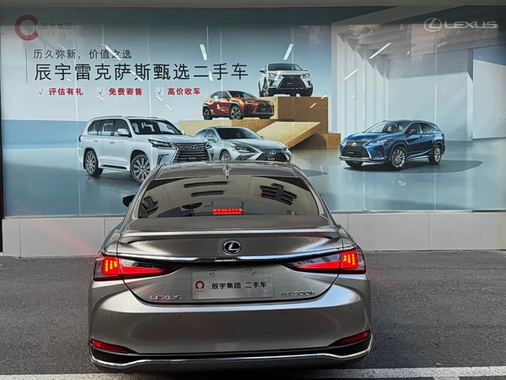 Фото 6 - Lexus ES