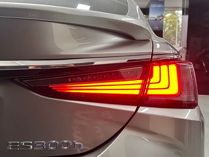 Фото 7 - Lexus ES