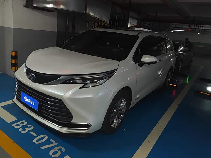 Фото 1 - Toyota Sienna